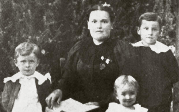 1897年時，7歲的桑德斯與母親和弟弟、妹妹兩人合影。（圖／wiki commons）